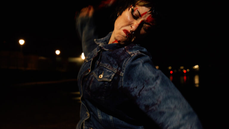 Een still uit de videoclip ‘Floating in the Sink’.